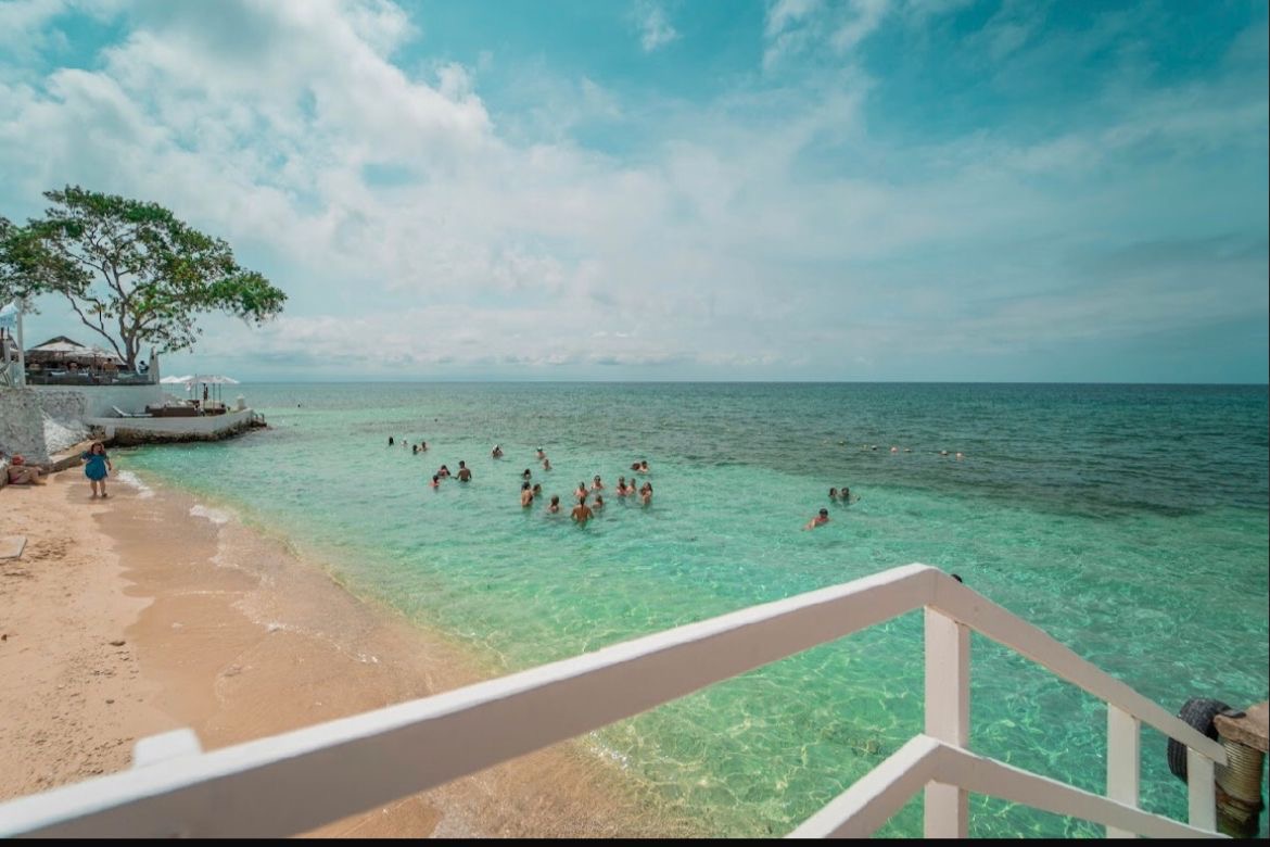 Aguas cristalinas frente a Bora Bora Beach Club