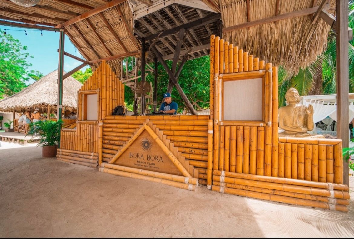 Cabina de DJ en bambú de Bora Bora Beach Club