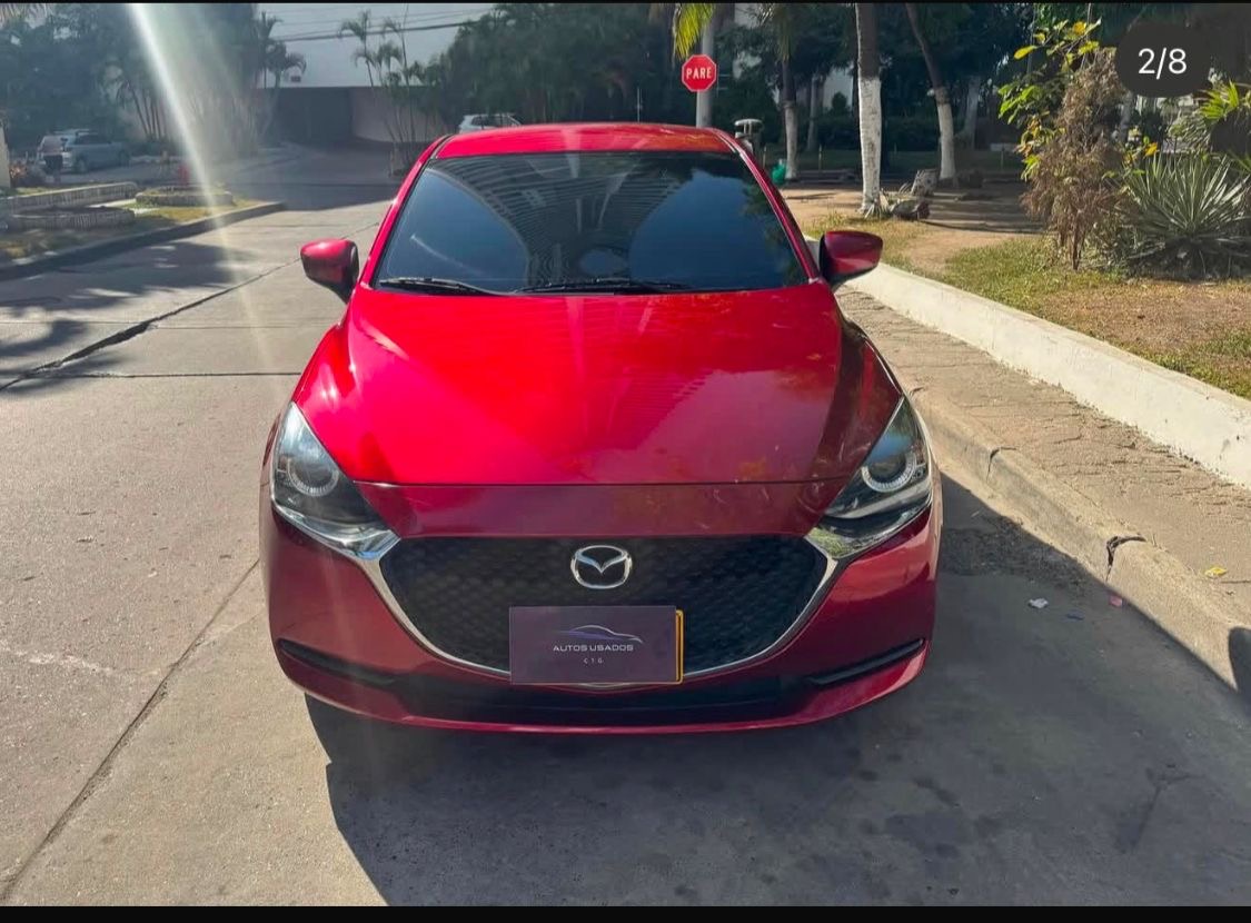 Mazda 2 Sedán rojo vista frontal