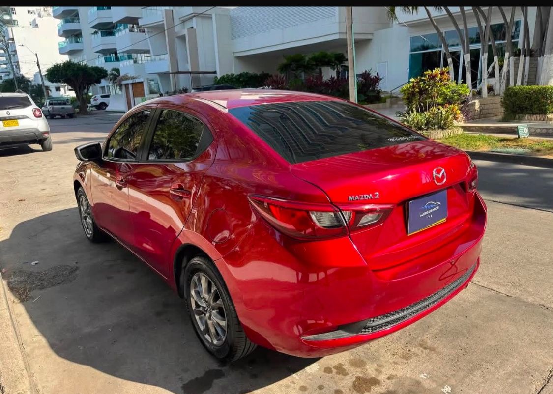 Mazda 2 Sedán rojo perfil lateral