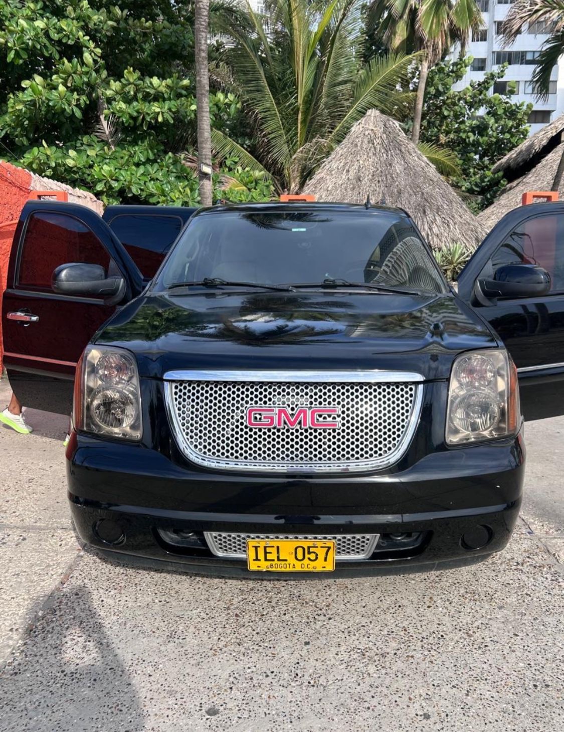 Camioneta GMC Denali negra en Cartagena