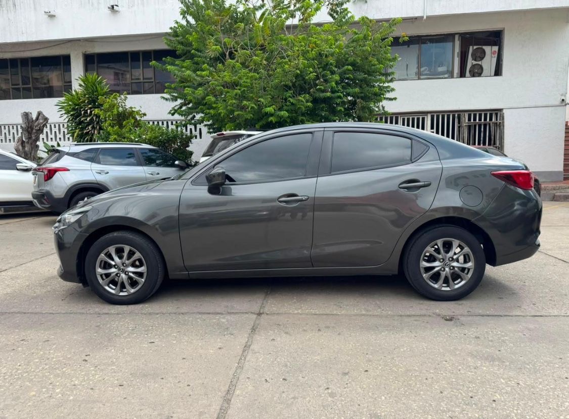 Mazda 2 Sedán gris perfil izquierdo
