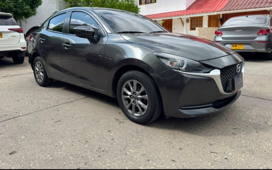 Mazda 2 Sedán gris perfil derecho